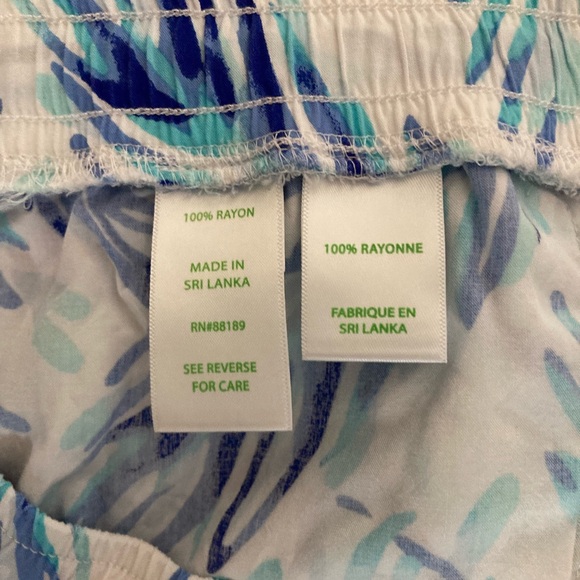 Lilly Pulitzer Walk Around Shorts. Lrg NWOT - Picture 4 of 5